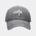Dettaglio del cappellino in denim grigio lavato con stampa FAITH e croce bianca sul davanti - Regolabile / Grigio