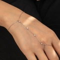 Elegante bracciale anello in argento con cinque zirconi lucenti su catena sottile - Colore acciaio con 4 trapani