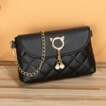 Mini bolso bandolera negro acolchado con cierre de orejas de gato y borlas de perlas - Negro