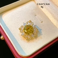 Macro detail of luxury floral brooch with emerald green gem, 2.3cm size and 4g weight - D155 Yellow