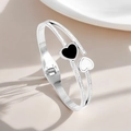 Detail van zilveren titanium stalen armband met zwart-witte hartmotieven en zirkoon - Dubbel Hart Email Armband (Zilver)