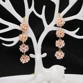 Boucles d'oreilles longues avec quatre grappes de perles et placage en or 18 carats - Boule de perles violettes / Violet