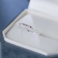 S925 Sterling Silber Ring mit bunten Zirkonias in einer blauen Samt-Schmuckschachtel - Einstellbar Offen / Silber