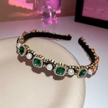 Diadema de terciopelo vintage con cristales verde esmeralda, perlas blancas y toques dorados - Perla Verde Vintage