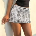 Detail van zilveren pailletten minirok met focus op stofstructuur en hoge taille - S / Zilver