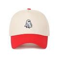 Detail der Geister-Stickerei auf zweifarbiger beige-roter Baumwoll-Trucker-Mütze - Verstellbar / Rot