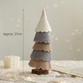 Albero di Natale in feltro con base in legno e sfumature di colore in un ambiente accogliente - Albero di Natale Tipo 4