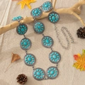 Detail van een boheemse metalen riem met turquoise stenen en bloemmotieven in reliëf - Zilver met Turkoois / Hemelsblauw