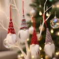 Set di 4 gnomi di Natale con cappelli a maglia rossi e grigi appesi a rami decorativi - Set E (4 Pz/Confezione)