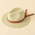 Detailansicht eines beigen Strohhuts mit braunem Lederband und weißen Ziernähten am Rand - Einheitsgröße / Beige