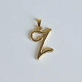 Gros plan détaillé d'un pendentif lettre Z en acier inoxydable plaqué or 18 carats poli - Pendentif uniquement / Pendentif Z
