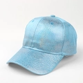 Detalle de gorra de béisbol azul claro con lentejuelas brillantes y diseño clásico de seis paneles - Azul Lago