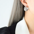 Pendientes de aro en forma de C color plata con relieves de corazones para mujer moderna - Color Acero