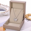 Elegante collar con colgante de mariposa de plata y circonitas en un estuche beige - Plateado