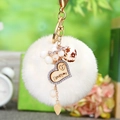 Portachiavi a cuore in peluche bianco con ciondolo a cuore con strass e perline in giardino - Cuore di Legno + Pompon Bianco