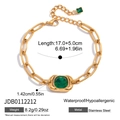 Detalle de la pulsera de cadena dorada con circón verde y cierre de langosta en acero inoxidable - Eslabón de Piedra Ovalada (JDB0112212)
