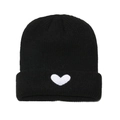 Dettaglio del berretto in maglia nera con ricamo a cuore bianco e trama a costine - M (56-58cm) / Nero
