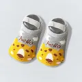 Rutschfeste Baby-Söckchen in Hellgrau mit Leoparden-Motiv und elastischem Halteband - Größe M (1-3 Jahre) / Hellgrau Leopard