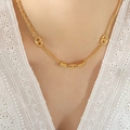 Elegante collar de cadena de ancla dorada mostrado en modelo con ropa de encaje blanco - 40+5cm / Dorado