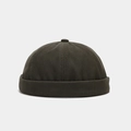 Detalle del gorro docker de pana verde oliva oscuro con textura de pana y botón superior - Ajustable / Verde Militar