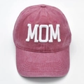 Dettaglio del ricamo 3D MOM su un cappellino da baseball in tela di cotone rosso lavato - 3D MOM / Borgogna