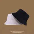 Detailansicht gestapelter Fischerhüte in Schwarz und Beige mit UV-Schutz und breiter Krempe - M (56-58cm) / Milchweiß & Schwarz