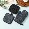 Set da cucina nero con guanti resistenti al calore e presine con stampe di utensili bianchi - Baffi/Chef