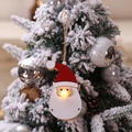Ornamento natalizio in legno Babbo Natale con naso a LED su albero di Natale innevato - Babbo Natale