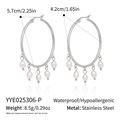 Detalle de pendientes de aro de acero inoxidable con perlas y medida de 5,7 cm - Plata (YYE025306-P)