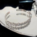Brazalete abierto plateado con doble fila de circonitas transparentes y brillantes - Estilo Circona Pavé Plateada