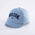 Dettaglio del ricamo Boston e trama del cappellino in denim azzurro per bambini - 48-50cm (8 mesi - 2 anni) / Boston-Blu