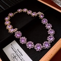 Dettaglio della collana fiore vintage con pietre viola e diamanti su velluto nero - Collana-Viola
