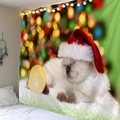 Weihnachtswandteppich mit süßer weißer Katze, Weihnachtsmütze und festlichem Bokeh-Licht - 150x130cm / Weiße Katze mit Weihnachtsmütze und goldener Kugel