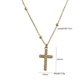 Dettaglio della collana a croce dorata con pavé di zirconi bianchi e catena di perle - Collana con Croce in Strass