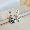 Orecchini asimmetrici a chitarra e nota musicale con smalto e piccoli diamanti - Orecchini a Bottone con Strass Chitarra Nota Musicale Asimmetrici (K-1563)