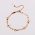 Elegante pulsera de cadena plana de oro rosa con dijes de números romanos y diamantes - Oro rosa