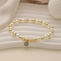 Détail du bracelet en perles avec billes dorées, perles et un pendentif pavé turquoise - Pendentif Rond Pavé Zircon Bleu-Vert