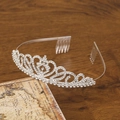 Corona da sposa argentata con strass e pettine su un elegante sfondo in legno vintage - Stile D