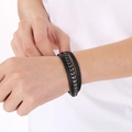 Bracciale multistrato da uomo in pelle nera e catena con chiusura magnetica in acciaio - Argento (KB204700-SJ)