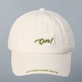 Detalle de gorra de béisbol crema con bordado On verde y tejido de sarga de algodón - M (56-58cm) / Beige