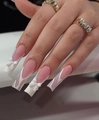 Nahaufnahme langer französischer Kunstnägel mit 3D-Schleifen, Perlen und Goldringen - BW106-Rosa Weiß Französisch Schleife Perlenkette