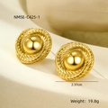 Dettaglio macro della trama a corda intrecciata e specifiche dei orecchini in oro 18K - Consistenza a spirale / Oro (NMSE-C425-1)