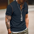 Detail eines dunkelblauen Henley-Shirts mit brauner Kontrastleiste und Brusttasche - S / Oberteile / Marineblau