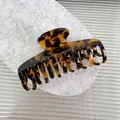 Pinza de pelo clásica de acetato con patrón de carey en marrón rojizo y ámbar - 8.7cm / Carey Café