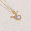 Collana con ciondolo a coniglio dorato con gemma arcobaleno e pavé di zirconi - Testa di Coniglio in Resina