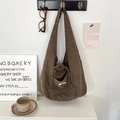 Detailansicht der braunen Cord-Tragetasche mit Blumenstickerei und Vordertasche - Kaffee Blumig
