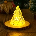 Nahaufnahme eines Kristall-Weihnachtsbaum-Nachtlichts mit warmem LED-Licht und Holzfuß - Groß (6*8cm)