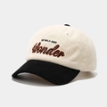 Detalle macro del bordado BE WILD AND Wonder en una gorra de pana bicolor - Ajustable / Beige/Negro