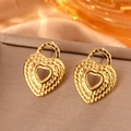 Primo piano di orecchini a cuore placcati oro 18K con texture martellata e stile vintage - Oro E-187/Lucchetto a Cuore