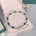 Bracciale in argento con zirconi blu ovali e cristalli in una scatola regalo rosa - Blu Ovale
